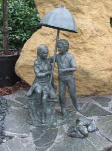 Harasimowicz ogrody - Figura z brązu - chłopiec z dziewczyną pod parasolem